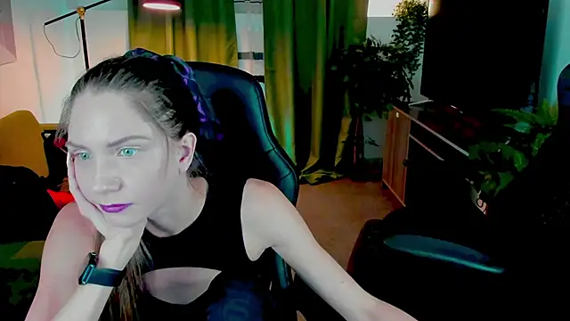 Snapshot of GrayceWild chatting on 09-19-25, 05:53 GrayceWild online show from 09-19-25, 05:53