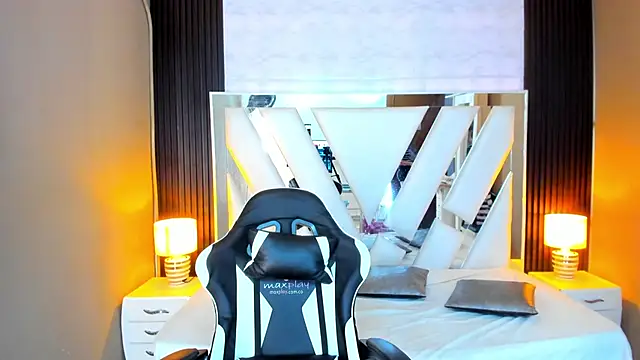 Linda4Petite online show from 10-28-25, 06:10