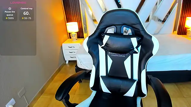 Linda4Petite online show from 11-21-25, 06:06