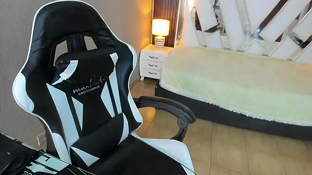 Linda4Petite online show from 04-11-26, 06:23