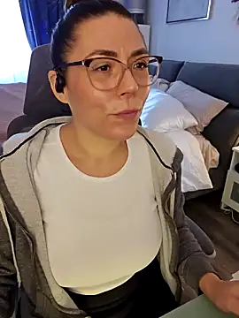 Ellie-L-Elizabeth online show from 12-10-24, 03:44