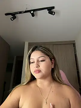 lunablossom  online show from 02-25-26, 11:47