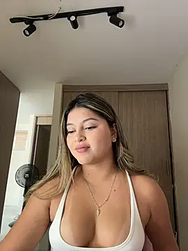 lunablossom  online show from 04-05-26, 07:00