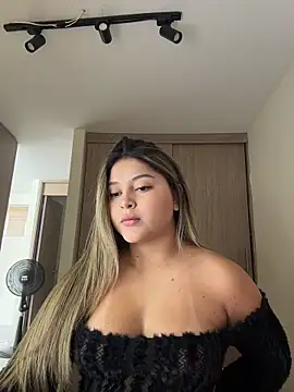 lunablossom  online show from 04-23-26, 07:27