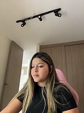 lunablossom  online show from 04-24-26, 08:22