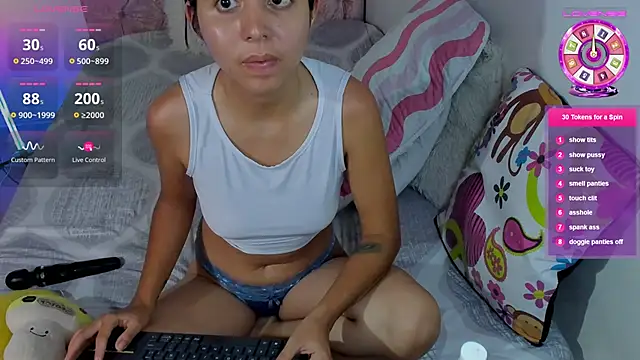 Snapshot of amy_petite chatting on 06-04-26, 01:11 amy petite online show from 06-04-26, 01:11