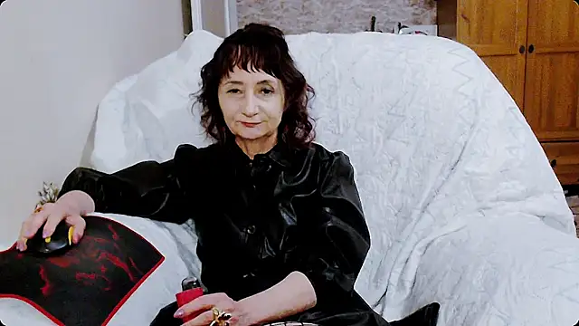 Snapshot of AnnieEltgant chatting on 01-15-25, 02:24 AnnieEltgant online show from 01-15-25, 02:24