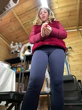 Snapshot of DaisyVibesss chatting on 12-08-24, 10:08 DaisyVibesss online show from 12-08-24, 10:08