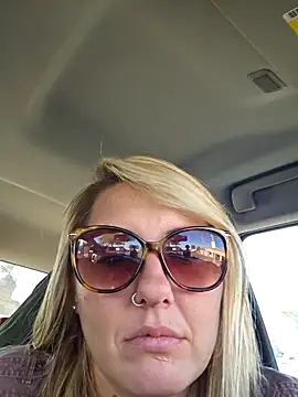 Snapshot of SheIsSomething chatting on 01-23-25, 10:33 SheIsSomething online show from 01-23-25, 10:33