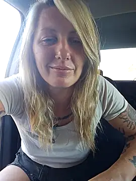 Snapshot of SheIsSomething chatting on 03-05-25, 12:05 SheIsSomething online show from 03-05-25, 12:05