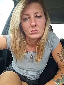 Snapshot of SheIsSomething chatting on 09-19-25, 09:15 SheIsSomething online show from 09-19-25, 09:15