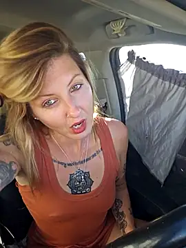 Snapshot of SheIsSomething chatting on 10-26-25, 09:42 SheIsSomething online show from 10-26-25, 09:42