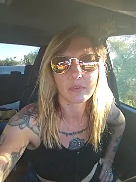 Snapshot of SheIsSomething chatting on 12-01-25, 11:21 SheIsSomething online show from 12-01-25, 11:21