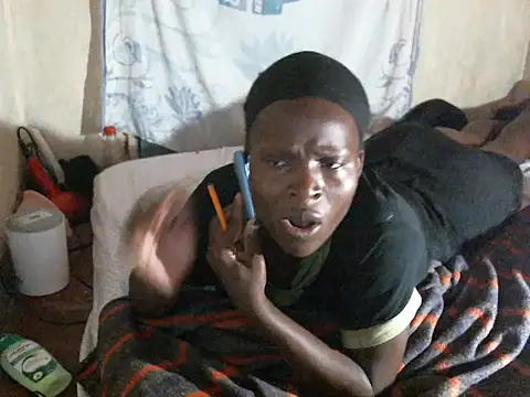 Snapshot of cute-shamza chatting on 12-15-25, 04:50 cute-shamza online show from 12-15-25, 04:50