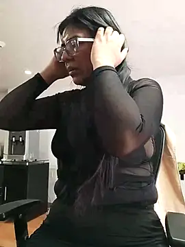 aisha latina online show from 10-30-25, 03:57