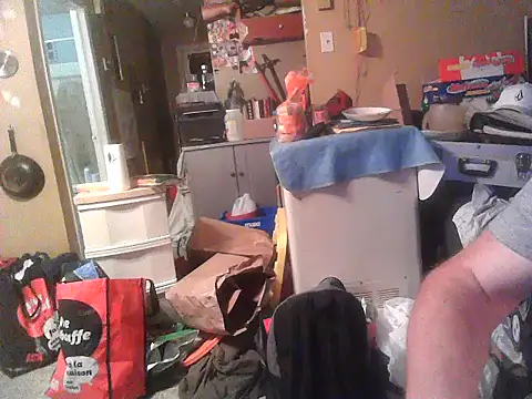 Snapshot of M9ntreal chatting on 09-10-25, 04:34 M9ntreal online show from 09-10-25, 04:34