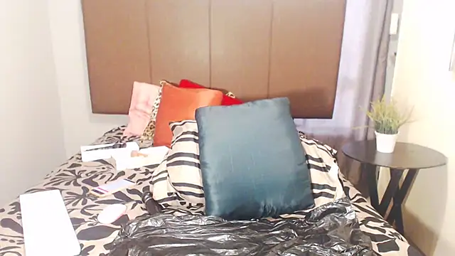 Snapshot of HoneyDropsX chatting on 02-11-25, 04:33 HoneyDropsX online show from 02-11-25, 04:33