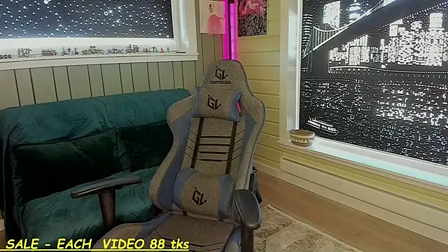 Snapshot of SandyChris chatting on 03-17-25, 08:18 SandyChris online show from 03-17-25, 08:18