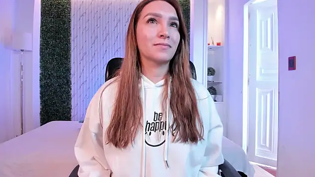 Snapshot of miataylorr1 chatting on 12-01-25, 12:43 miataylorr1 online show from 12-01-25, 12:43