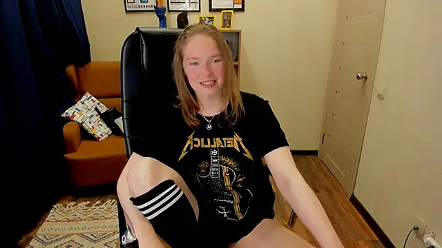 Snapshot of _fiona_Love chatting on 05-16-26, 07:56 fiona Love online show from 05-16-26, 07:56