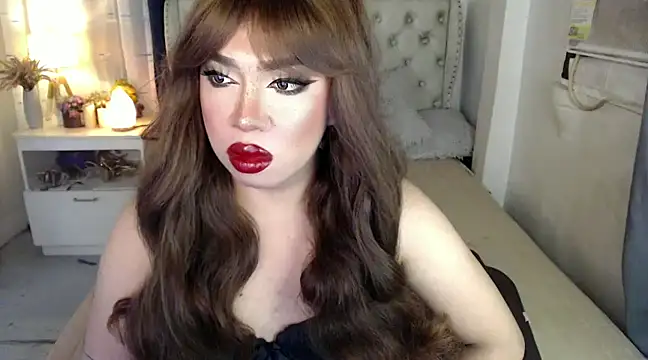 Snapshot of RebecaNextToYou chatting on 12-18-24, 05:00 RebecaNextToYou online show from 12-18-24, 05:00