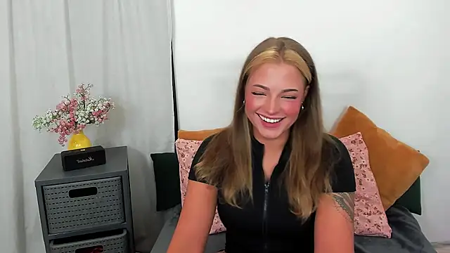 Snapshot of LilyBlondee chatting on 07-15-26, 05:23 LilyBlondee online show from 07-15-26, 05:23