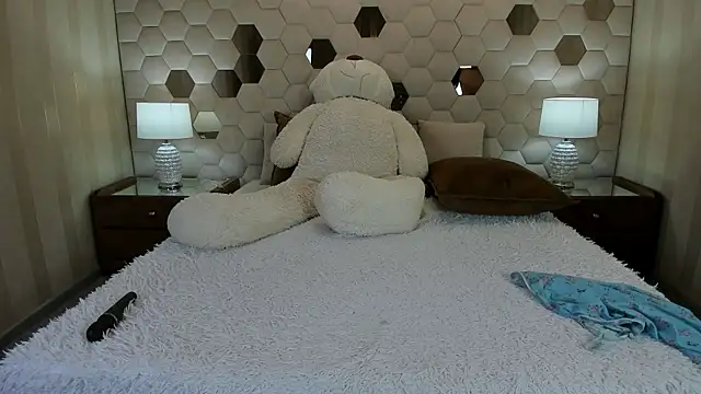 XLindaMilfX online show from 04-22-26, 07:00