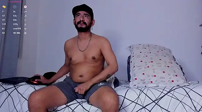 Snapshot of Cloudy_pigDude chatting on 02-10-25, 04:08 Cloudy pigDude online show from 02-10-25, 04:08