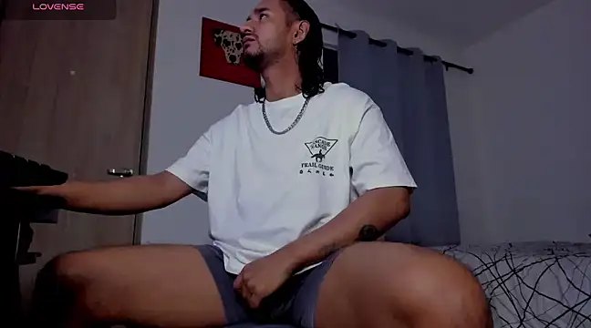 Snapshot of Cloudy_pigDude chatting on 03-18-25, 04:26 Cloudy pigDude online show from 03-18-25, 04:26