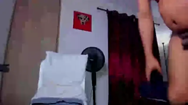 Snapshot of Cloudy_pigDude chatting on 07-12-26, 04:25 Cloudy pigDude online show from 07-12-26, 04:25