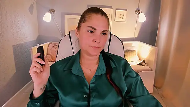 Ellis Foxy online show from 12-18-24, 09:08