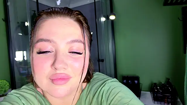 Snapshot of KylieLips chatting on 05-30-26, 06:16 KylieLips online show from 05-30-26, 06:16