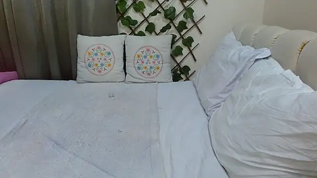 Snapshot of Lovelywife786 chatting on 02-09-25, 05:43 Lovelywife786 online show from 02-09-25, 05:43