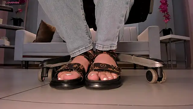 Snapshot of MartinnaBonnet chatting on 02-28-25, 10:41 MartinnaBonnet online show from 02-28-25, 10:41