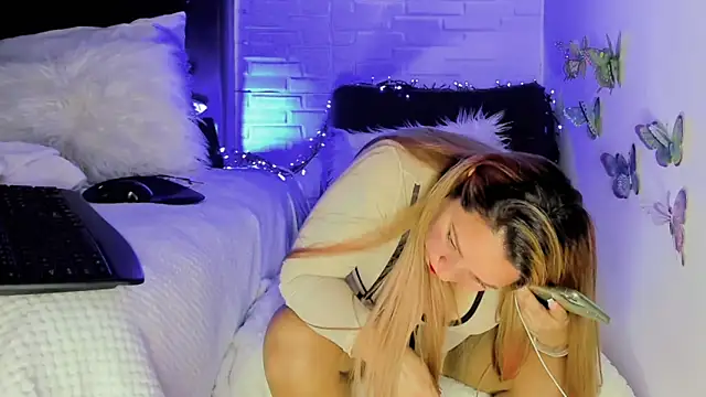 Snapshot of AndreaLombana chatting on 01-14-25, 07:43 AndreaLombana online show from 01-14-25, 07:43