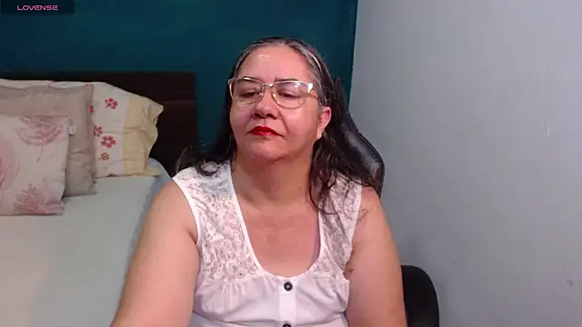 Snapshot of scaelettdubois chatting on 05-12-26, 01:36 scaelettdubois online show from 05-12-26, 01:36