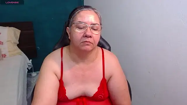 Snapshot of scaelettdubois chatting on 06-04-26, 12:49 scaelettdubois online show from 06-04-26, 12:49