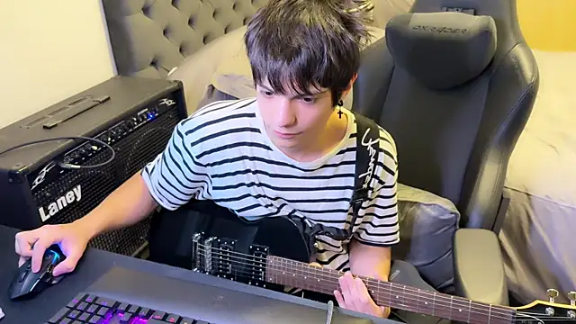 Snapshot of SasukeUhchiaa chatting on 03-08-25, 04:50 SasukeUhchiaa online show from 03-08-25, 04:50