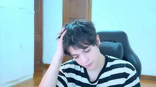 Snapshot of SasukeUhchiaa chatting on 09-14-25, 04:17 SasukeUhchiaa online show from 09-14-25, 04:17