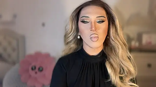 Snapshot of Ts_glamxxxx chatting on 11-06-25, 02:12 Ts glamxxxx online show from 11-06-25, 02:12