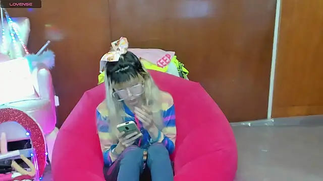 Snapshot of Skinygirl chatting on 04-04-26, 11:13 Skinygirl online show from 04-04-26, 11:13
