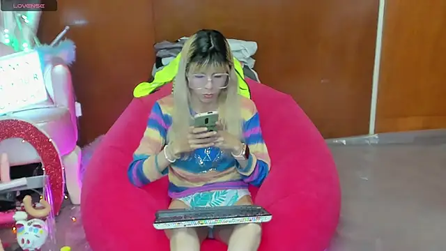 Snapshot of Skinygirl chatting on 04-06-26, 10:54 Skinygirl online show from 04-06-26, 10:54
