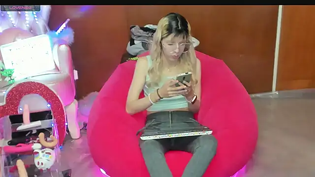Snapshot of Skinygirl chatting on 04-08-26, 11:27 Skinygirl online show from 04-08-26, 11:27
