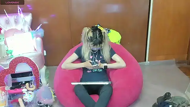 Snapshot of Skinygirl chatting on 04-16-26, 10:45 Skinygirl online show from 04-16-26, 10:45