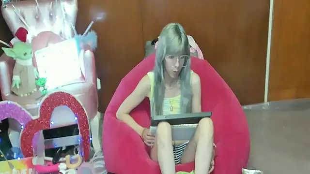 Snapshot of Skinygirl chatting on 05-04-26, 11:12 Skinygirl online show from 05-04-26, 11:12