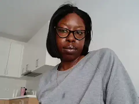 Snapshot of MadamIndigo chatting on 10-20-25, 12:38 MadamIndigo online show from 10-20-25, 12:38