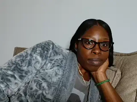 Snapshot of MadamIndigo chatting on 11-19-25, 04:01 MadamIndigo online show from 11-19-25, 04:01