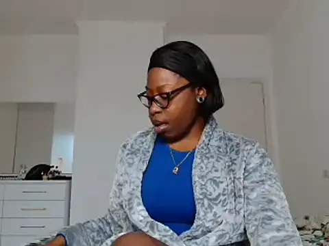 Snapshot of MadamIndigo chatting on 12-18-25, 02:01 MadamIndigo online show from 12-18-25, 02:01