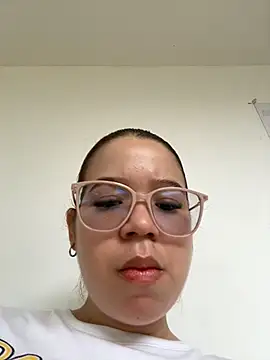 Snapshot of Lucyklein2022 chatting on 03-29-26, 04:40 Lucyklein2022 online show from 03-29-26, 04:40
