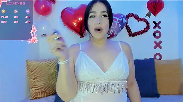 Snapshot of yelenaowens chatting on 02-17-25, 01:25 yelenaowens online show from 02-17-25, 01:25